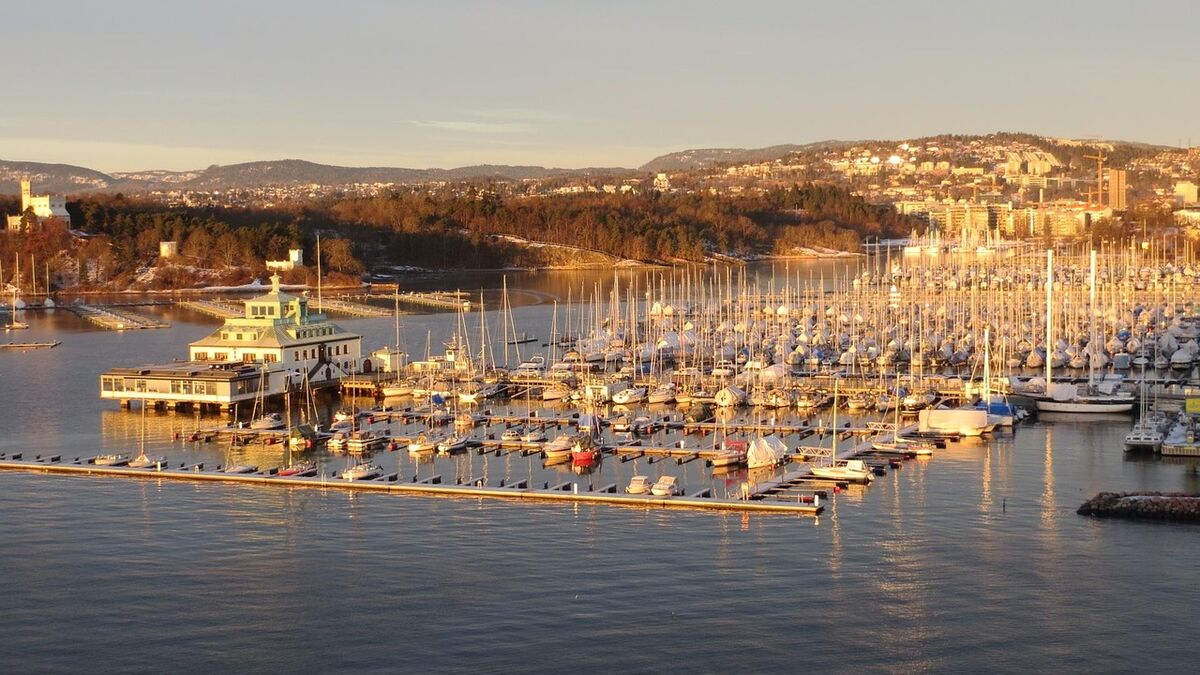 Boats moored in an Oslo harbor at dusk